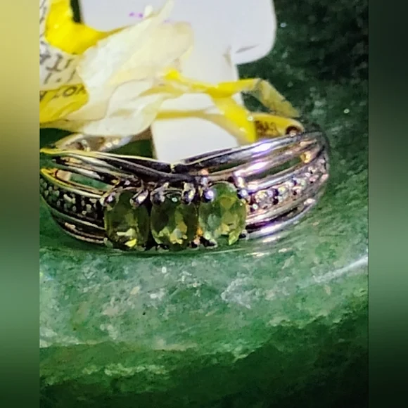 NWT- NATURAL GREEN TANZANITE *THREE* STONE, STERLING RING. SIZE 5 - Picture 7 of 9